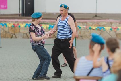 Челябинск. Мужчина с женщиной танцуют во время празднования Дня Воздушно-десантных войск России.