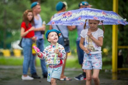 Челябинск. Дети во время празднования Дня Воздушно-десантных войск России.