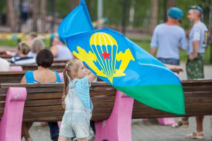 Челябинск. Девочка во время празднования Дня Воздушно-десантных войск России.