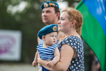 Челябинск.  Мужчина и женщина с ребенком во время празднования Дня Воздушно-десантных войск России.