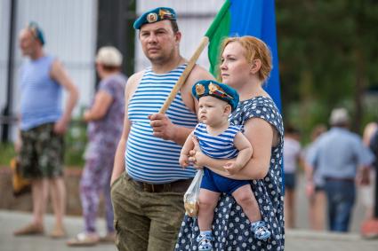 Челябинск. Мужчина и женщина с ребенком во время празднования Дня Воздушно-десантных войск России.