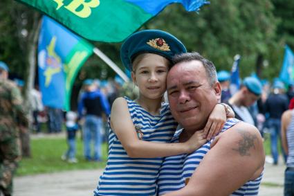 Пермь.  Мужчина с ребенком во время празднования Дня Воздушно-десантных войск России.