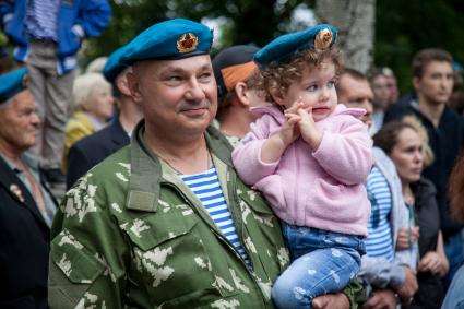 Пермь. Десантник во время празднования Дня Воздушно-десантных войск России.