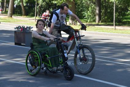 Москва. Во время V ежегодного женского велопарада `Леди на велосипеде` в парке `Сокольники`.