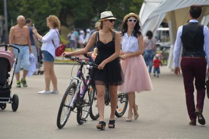 Москва. Участницы  V ежегодного женского велопарада `Леди на велосипеде` в парке `Сокольники`.