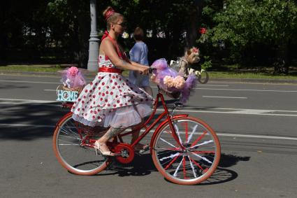 Москва. Участница  V ежегодного женского велопарада `Леди на велосипеде` в парке `Сокольники`.