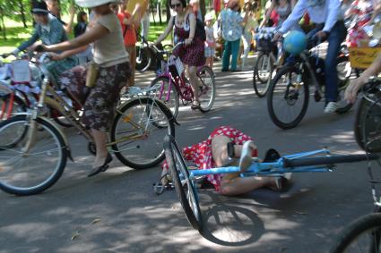 Москва. Участницы  V ежегодного женского велопарада `Леди на велосипеде` в парке `Сокольники`.