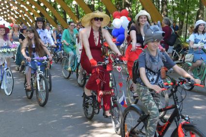 Москва. Во время V ежегодного женского велопарада `Леди на велосипеде` в парке `Сокольники`.