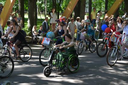 Москва. Участницы  V ежегодного женского велопарада `Леди на велосипеде` в парке `Сокольники`.