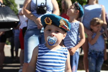 Ставрополь. Ребенок  во время празднования Дня Воздушно-десантных войск России.