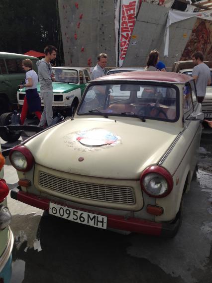 Москва. Автомобиль Trabant на фестивале старинных автомобилей и антиквариата `РетроФест` в Сокольниках.