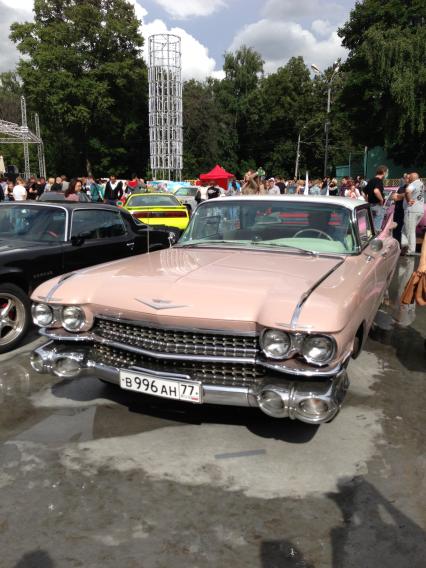 Москва. Фестиваль старинных автомобилей и антиквариата `РетроФест` в Сокольниках.