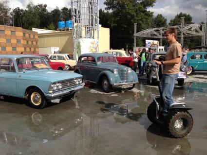 Москва. Автомобиль `Москвич` (слева) на фестивале старинных автомобилей и антиквариата `РетроФест` в Сокольниках.