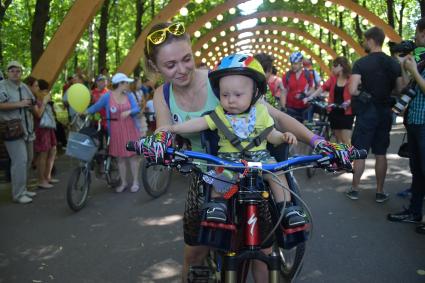 Москва. Участники V ежегодного женского велопарада `Леди на велосипеде` в парке `Сокольники`.