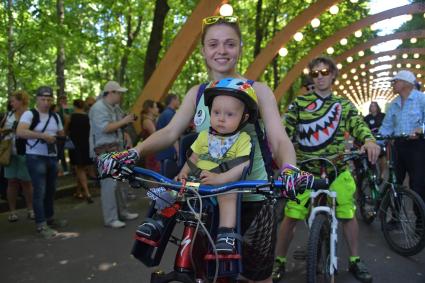 Москва. Участники V ежегодного женского велопарада `Леди на велосипеде` в парке `Сокольники`.