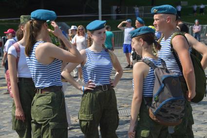 Москва. Десантник  во время празднования Дня Воздушно-десантных войск России .