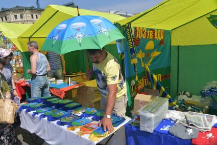 Москва.  Продажа сувенирной продукции  во время празднования Дня Воздушно-десантных войск России  на Красной площади.