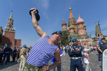 Москва. Десантники во время празднования Дня Воздушно-десантных войск России  на Красной площади.