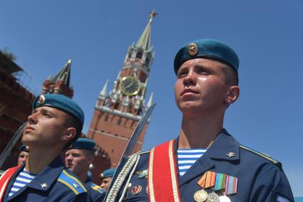 Москва. Военнослужащие на Красной площади во время празднования Дня Воздушно-десантных войск.