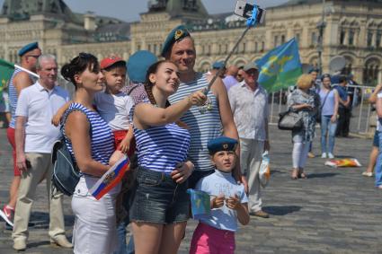 Москва. Десантник  во время празднования Дня Воздушно-десантных войск России  на Красной площади.