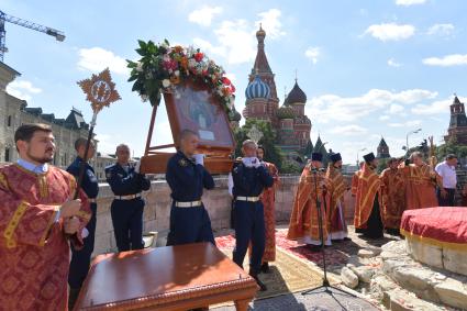 Москва.  Крестный ход  в честь празднования Дня Воздушно-десантных войск .