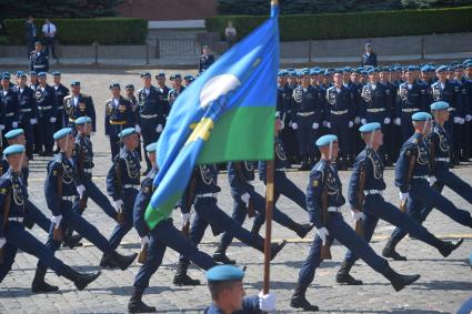 Москва. Военнослужащие на Красной площади во время празднования Дня Воздушно-десантных войск.