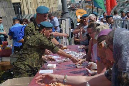 Москва. Полевая кухня во время празднования Дня Воздушно-десантных войск России .