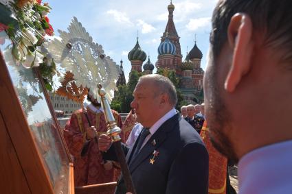 Москва.  Председатель  комитета ГД РФ по обороне, генерал-полковник Владимир Шаманов во время крестного хода   у иконы Ильи Пророка   в рамках празднования   Дня Воздушно-десантных войск .