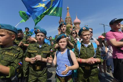 Москва. Воспитанники военного училища во время празднования Дня Воздушно-десантных войск на Красной площади.