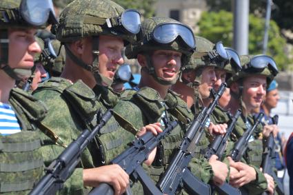 Москва. Военнослужащие на Красной площади во время празднования Дня Воздушно-десантных войск.