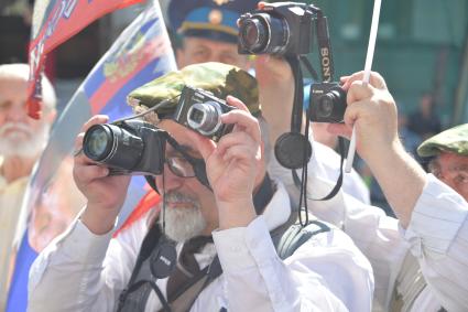 Москва. Мужчина фотографирует во время празднования Дня Воздушно-десантных войск .