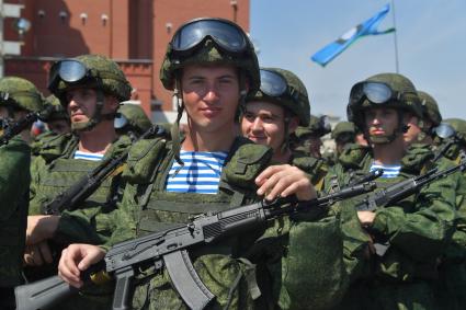 Москва. Военнослужащие на Красной площади во время празднования Дня Воздушно-десантных войск.