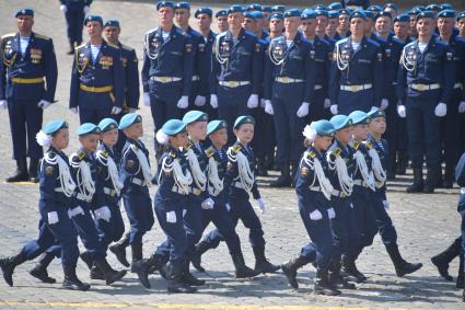 Москва. Воспитанники военного училища во время празднования Дня Воздушно-десантных войск на Красной площади.