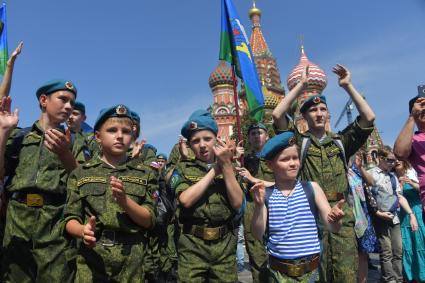 Москва. Воспитанники военного училища во время празднования Дня Воздушно-десантных войск на Красной площади.