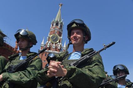 Москва. Военнослужащие на Красной площади во время празднования Дня Воздушно-десантных войск.