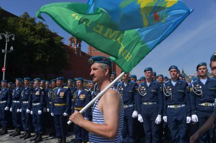 Москва. Военнослужащие на Красной площади во время празднования Дня Воздушно-десантных войск.