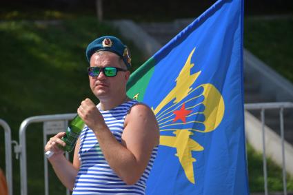 Москва. Десантник во время празднования Дня Воздушно-десантных войск России на Красной площади.
