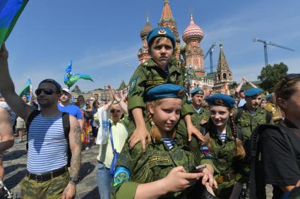 Москва. Воспитанники военного училища во время празднования Дня Воздушно-десантных войск на Красной площади.