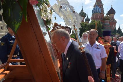 Москва.  Председатель  комитета ГД РФ по обороне, генерал-полковник Владимир Шаманов во время крестного хода   у иконы Ильи Пророка   в рамках празднования   Дня Воздушно-десантных войск .