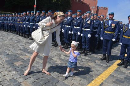 Москва. Военнослужащие на Красной площади во время празднования Дня Воздушно-десантных войск.