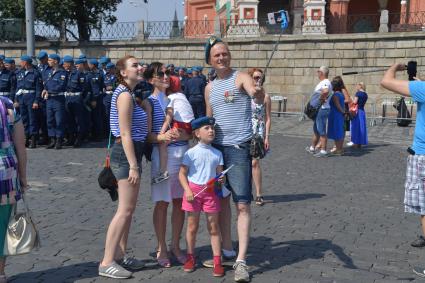 Москва. Десантник  во время празднования Дня Воздушно-десантных войск России  на Красной площади.