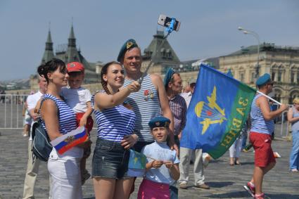 Москва. Десантник  во время празднования Дня Воздушно-десантных войск России  на Красной площади.