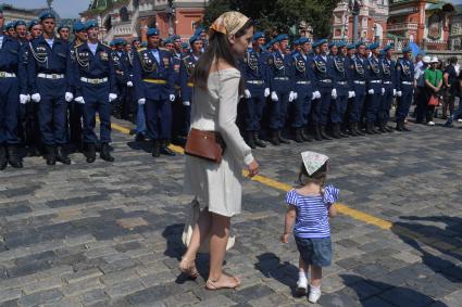 Москва. Военнослужащие на Красной площади во время празднования Дня Воздушно-десантных войск.