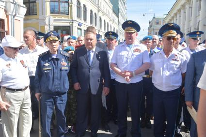 Москва. Генерал-лейтенант в отставке Леонид Щербаков  (третий слева), председатель  комитета ГД РФ по обороне, генерал-полковник Владимир Шаманов ( третий справа) и командующий Воздушно-десантными войсками генерал-полковник Андрей Сердюков  ( второй справа) во время празднования Дня Воздушно-десантных войск .