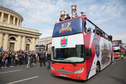 Санкт-Петербург.   Во время чемпионского парада хоккеистов СКА, ставшими обладателями Кубка Гагарина чемпионата КХЛ-2017.