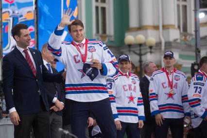 Санкт-Петербург.  Вице-президент петербургского СКА, первый вице-президент ФХР Роман Ротенберг (слева) во время церемонии награждения хоккеистов СКА, ставших обладателями Кубка Гагарина чемпионата КХЛ-2017, на Дворцовой площади.