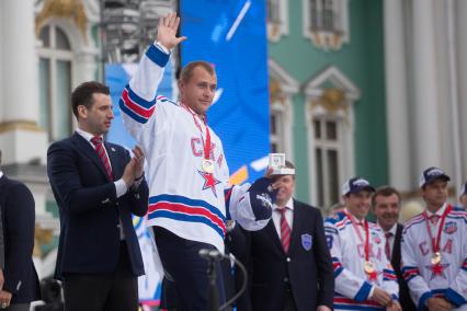 Санкт-Петербург.  Вице-президент петербургского СКА, первый вице-президент ФХР Роман Ротенберг (слева) во время церемонии награждения хоккеистов СКА, ставших обладателями Кубка Гагарина чемпионата КХЛ-2017, на Дворцовой площади.