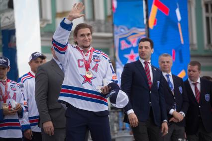 Санкт-Петербург.  Игрок СКА Сергей Плотников и вице-президент петербургского СКА, первый вице-президент ФХР Роман Ротенберг (слева направо) во время церемонии награждения хоккеистов СКА, ставших обладателями Кубка Гагарина чемпионата КХЛ-2017, на Дворцовой площади.