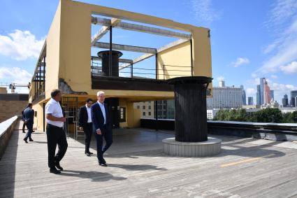 Москва. Главный акционер компании  `Инвесттраст` Сергей Кириленко (слева) и мэр Москвы Сергей Собянин  осматривают Дом Наркомфина.