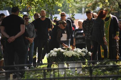 Москва. Певица Наталия Гулькина (в центре) на похоронах бывшего солиста группы `Иванушки International` Олега Яковлева на Троекуровском кладбище.